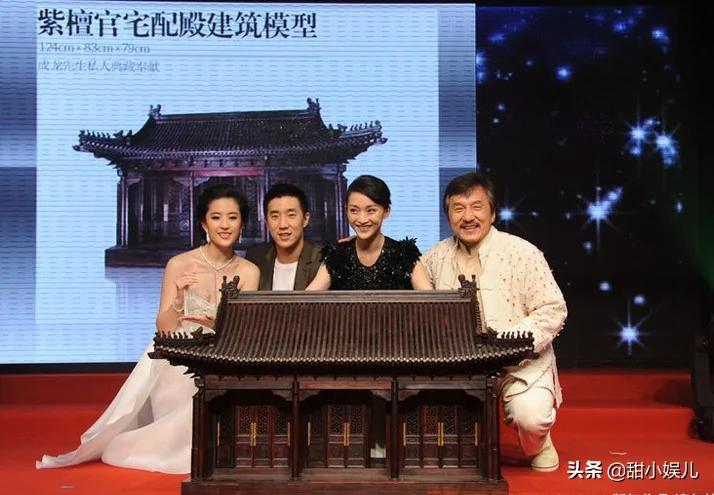 2010年 王烁持枪状物当街指王珂 座驾碰撞起火