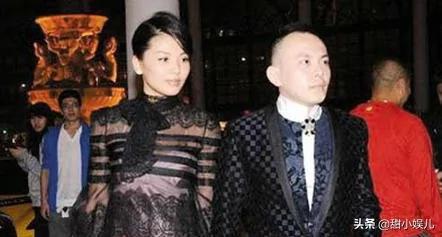 2010年 王烁持枪状物当街指王珂 座驾碰撞起火