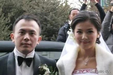 2010年 王烁持枪状物当街指王珂 座驾碰撞起火