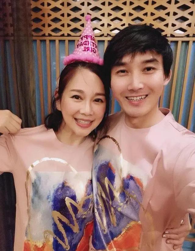 七夕“撒狗粮” 陈松伶与老公甜蜜对视 挡不住的爱意