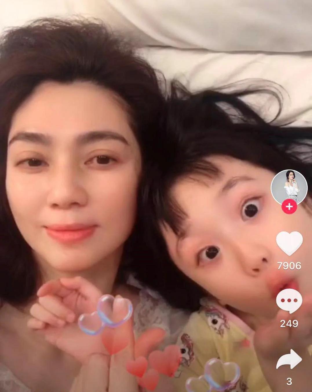 洪欣罕晒与爱女合照 张丹峰再次缺席惹争议