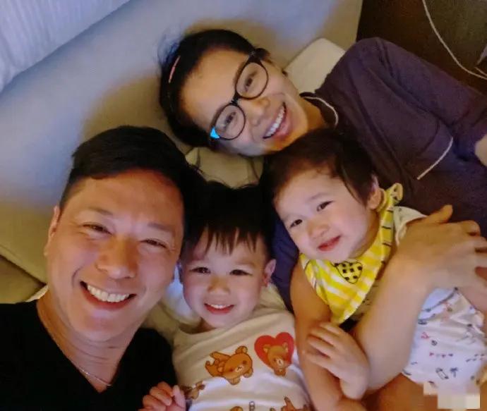 胡杏儿七夕与老公秀完恩爱又晒全家福 一家四口久违同框超幸福