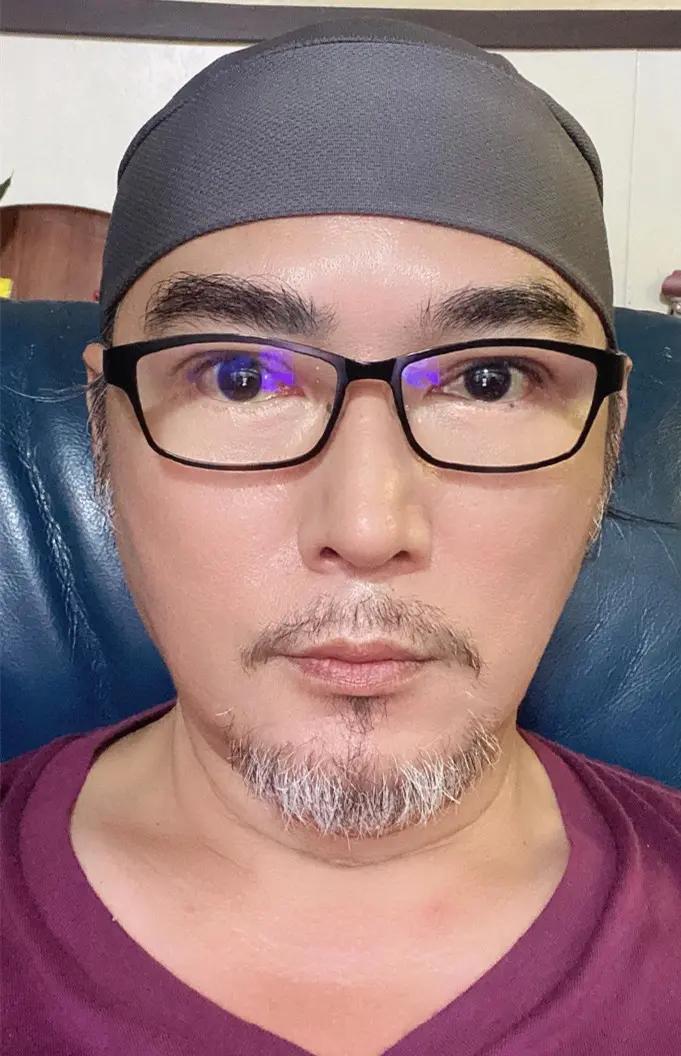 52岁焦恩俊晒自拍 胡子花白发福认不出 在线约粉丝帮他拍照