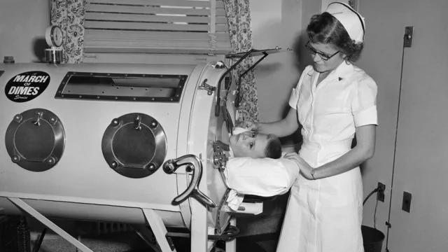 美國加州某醫院內一位患上脊髓灰質炎男童在「鐵肺」內接受治療（1958年）