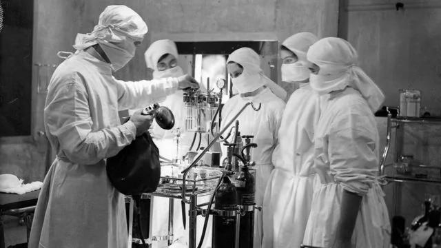 一群學護在手術室內接受培訓（1933年）