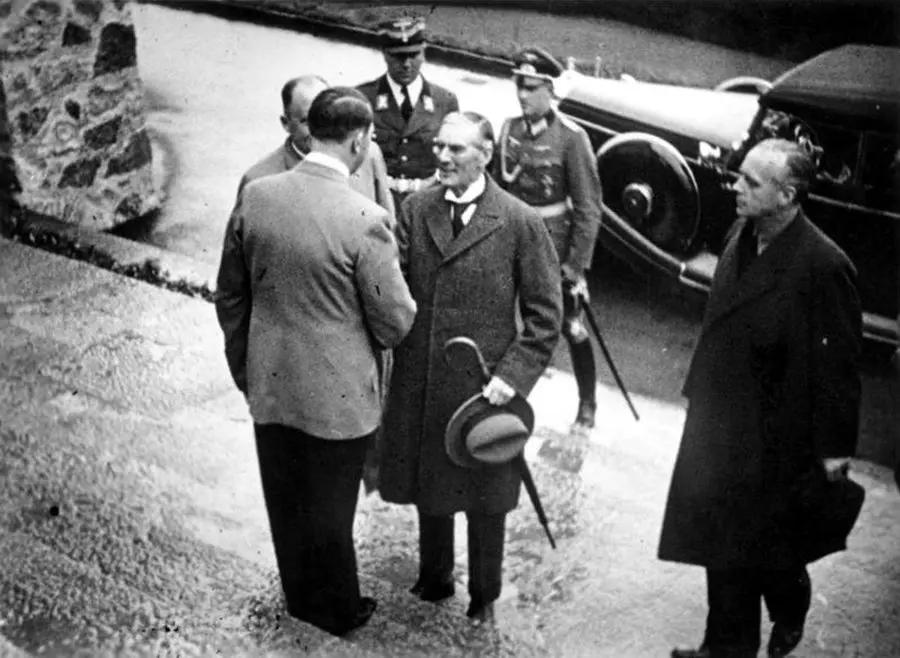 「圣狐」哈利法克斯与希特勒。一九三七年秋季，哈利法克斯前往柏林，与德国元首在贝希...