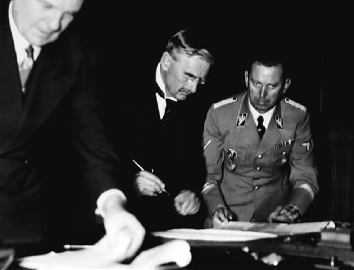 之前希特勒说他的野心仅限于捷克斯洛伐克时，张伯伦相信「希特勒说的是实话」。现在要...