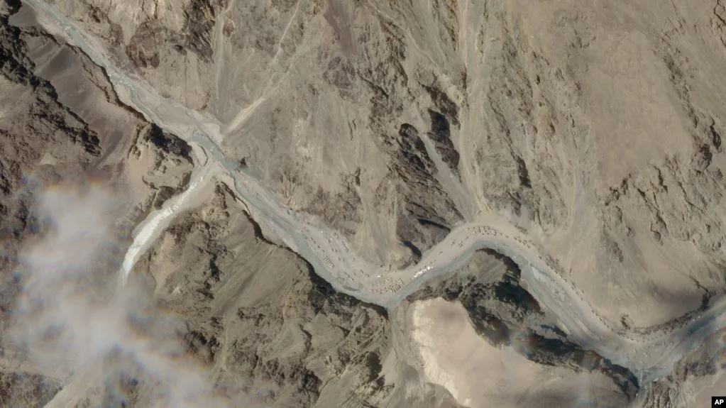 卫星照片显示印度和中国之间的实际控制线附近拉达克地区的加勒万山谷地区。