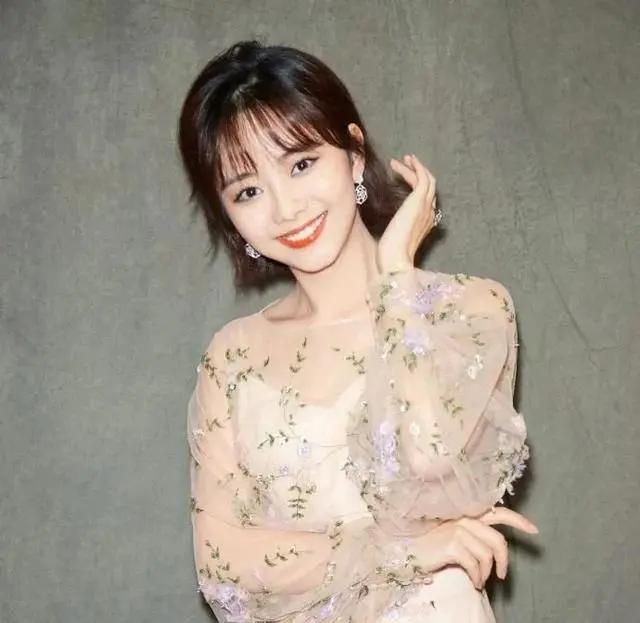 元气少女被迫长大?谭松韵誓为母亲讨回公道 庭审现场泣不成声