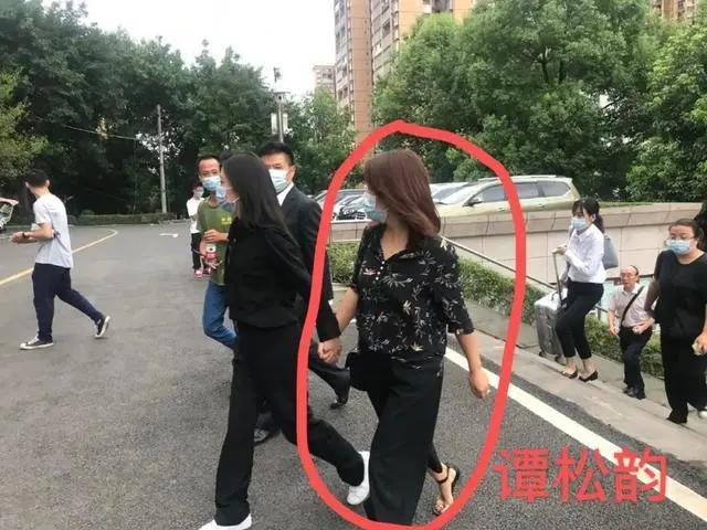 元气少女被迫长大?谭松韵誓为母亲讨回公道 庭审现场泣不成声