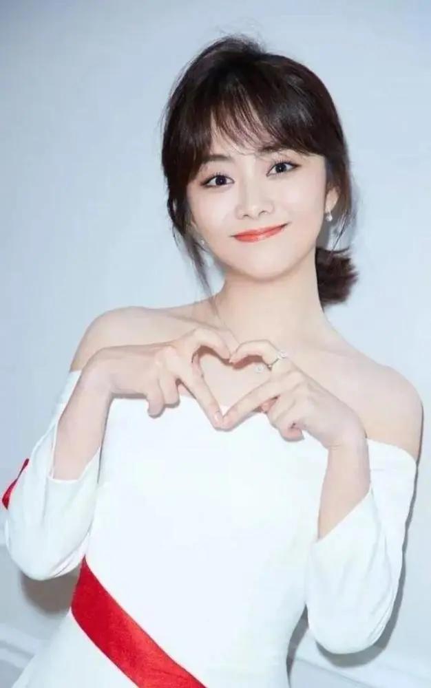 元气少女被迫长大?谭松韵誓为母亲讨回公道 庭审现场泣不成声