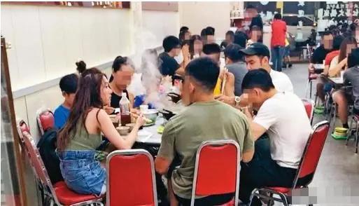阮经天恋情曝光?七夕约会美女相聊甚欢