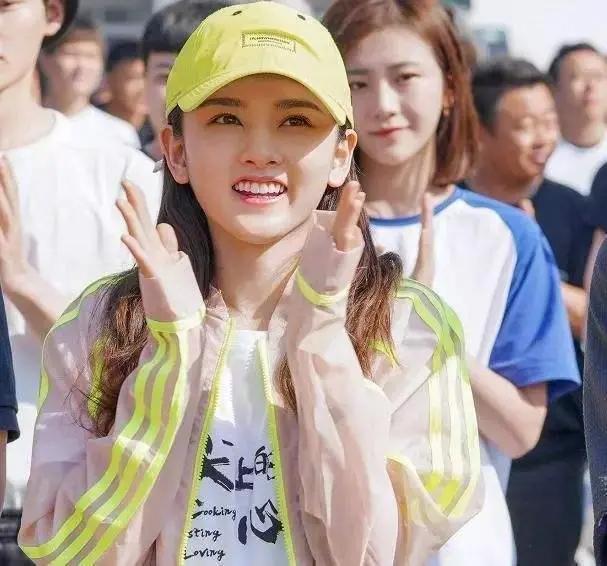 阮经天恋情曝光?七夕约会美女相聊甚欢