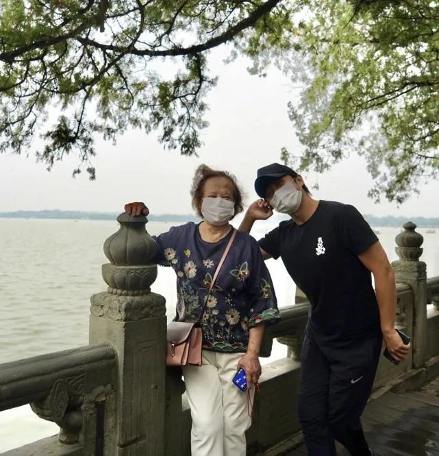 邓超晒和妈妈合影 母子俩拍经典“游客照”打卡