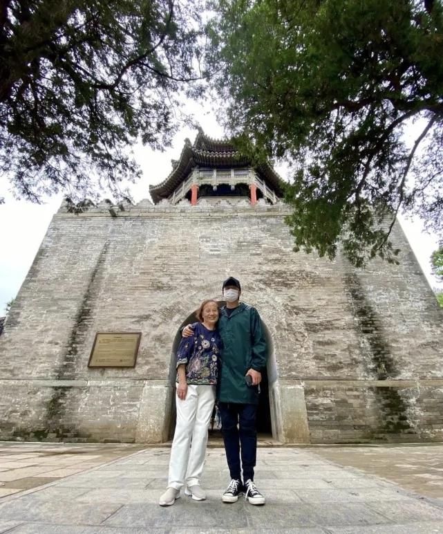邓超晒和妈妈合影 母子俩拍经典“游客照”打卡