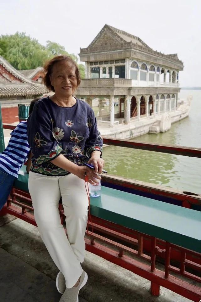 邓超晒和妈妈合影 母子俩拍经典“游客照”打卡