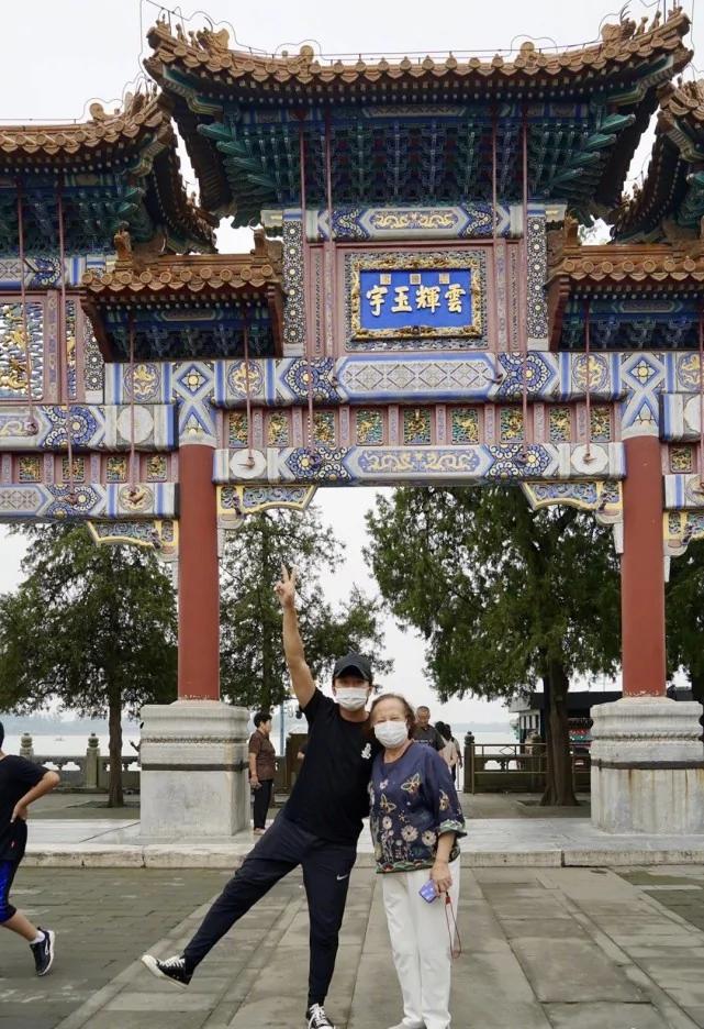 邓超晒和妈妈合影 母子俩拍经典“游客照”打卡