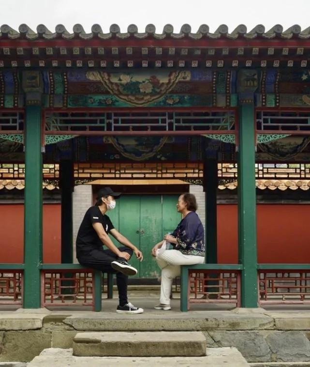 邓超晒和妈妈合影 母子俩拍经典“游客照”打卡