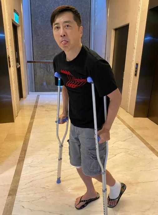 哈林拄双拐出镜 自称跑步摔伤 肿的像个肉包 网友:早日康复