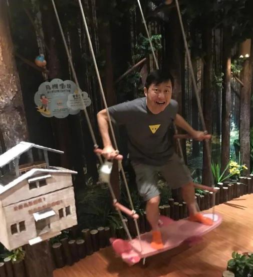 哈林拄双拐出镜 自称跑步摔伤 肿的像个肉包 网友:早日康复