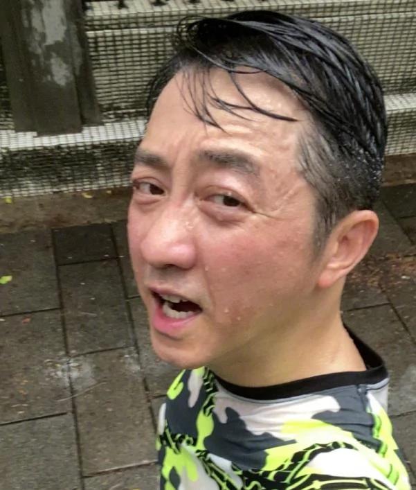 哈林拄双拐出镜 自称跑步摔伤 肿的像个肉包 网友:早日康复