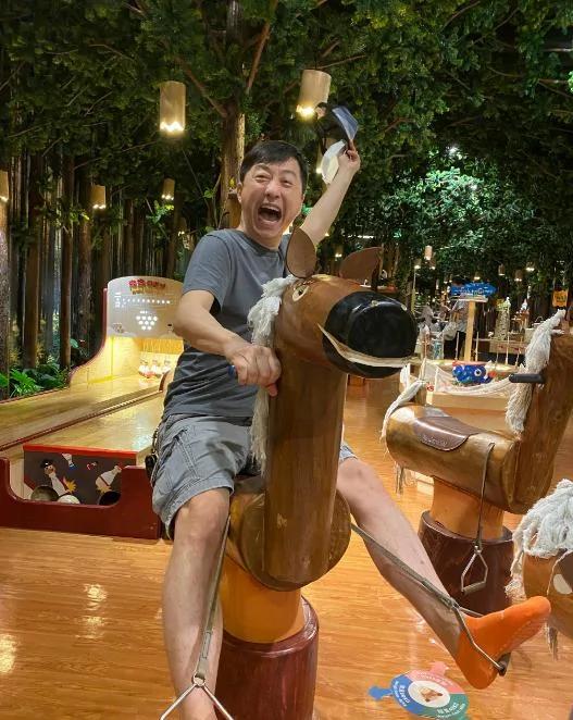 哈林拄双拐出镜 自称跑步摔伤 肿的像个肉包 网友:早日康复