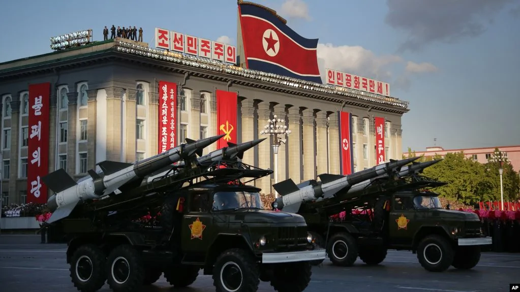 資料照：朝鮮平壤舉行的大規模閱兵中，朝鮮士兵帶着導彈和火箭穿過金日成廣場。（2015年10月10日）
