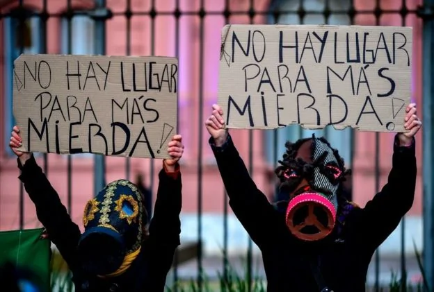 阿根廷民众在布宜诺斯艾利斯的总统府前抗议。