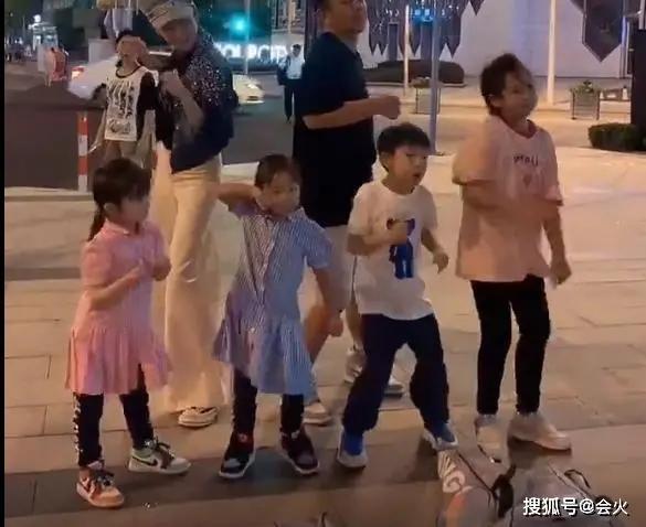 陈浩民一家6口同框 收入减少搬离豪宅！