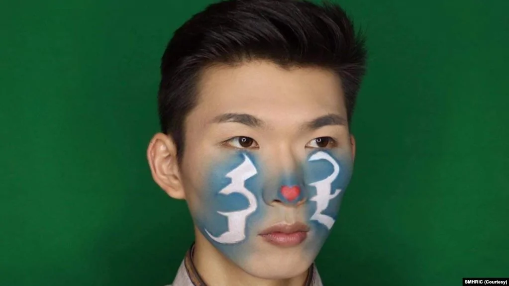 一名蒙古年輕人在臉上塗上蒙文「母語」連個字，抗議政府用漢語取代蒙文的教學計劃。
