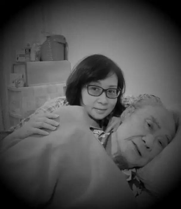 又一老戏骨患癌去世 女儿带遗物离开医院 好友曝光最后短信内容