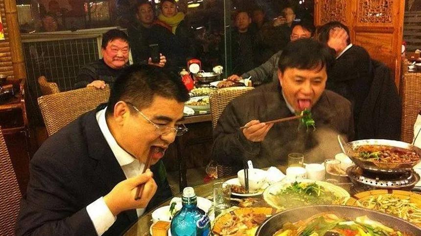 陳光標在微博貼出帶着員工吃剩菜的照片，中國網友發現這是發生在習近平下令「惜食」之前。（圖取自微博）