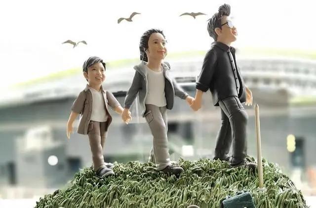 49岁袁咏仪晒全家福庆生 一家三口牵手超温馨 14岁魔童英俊潇洒