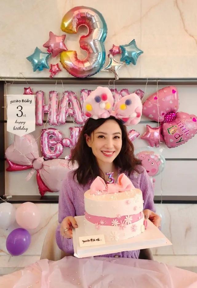 郑希怡举办公主派对直播与粉丝庆生 一家三口的合影幸福甜蜜