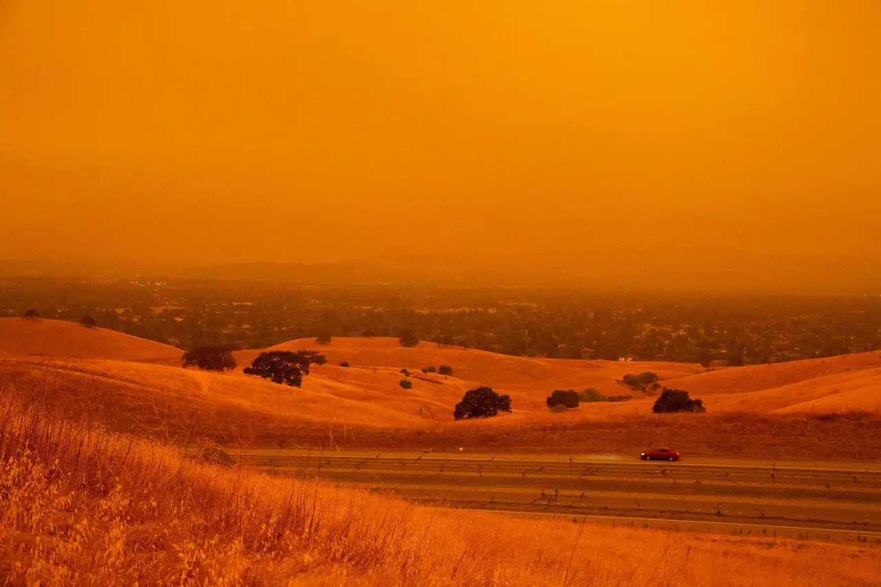 野火造成煙霧瀰漫，在加州Concord市，明明是大白天，天空看不見一絲藍色，而是...
