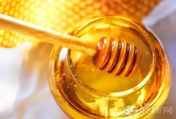 牛津大學研究：用蜂蜜治療咳嗽和感冒 比抗生素更管用