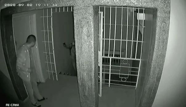 狠人：華子哥叼煙槍戰劫匪現場：4秒連射13彈