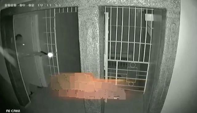 狠人：華子哥叼煙槍戰劫匪現場：4秒連射13彈