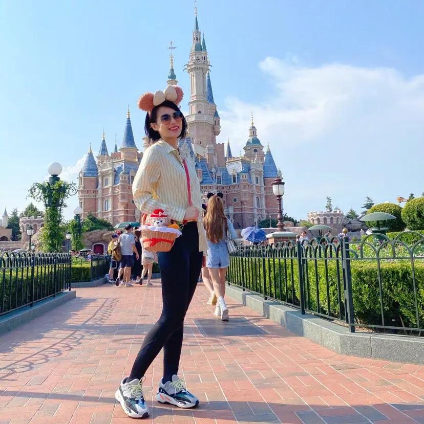 胡杏儿携子出游 奕霖“整容般”生长容貌反超哥哥 父母的基因太强了