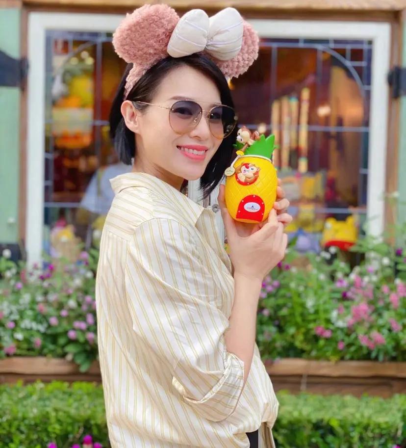 胡杏儿携子出游 奕霖“整容般”生长容貌反超哥哥 父母的基因太强了