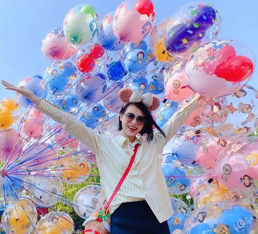 胡杏儿携子出游 奕霖“整容般”生长容貌反超哥哥 父母的基因太强了
