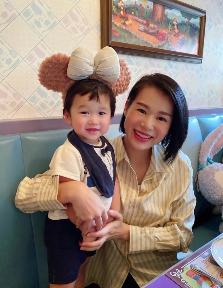 胡杏儿携子出游 奕霖“整容般”生长容貌反超哥哥 父母的基因太强了