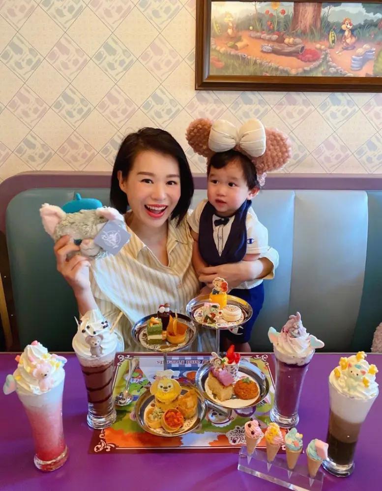 胡杏儿携子出游 奕霖“整容般”生长容貌反超哥哥 父母的基因太强了