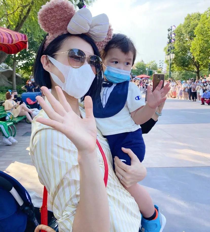 胡杏儿携子出游 奕霖“整容般”生长容貌反超哥哥 父母的基因太强了