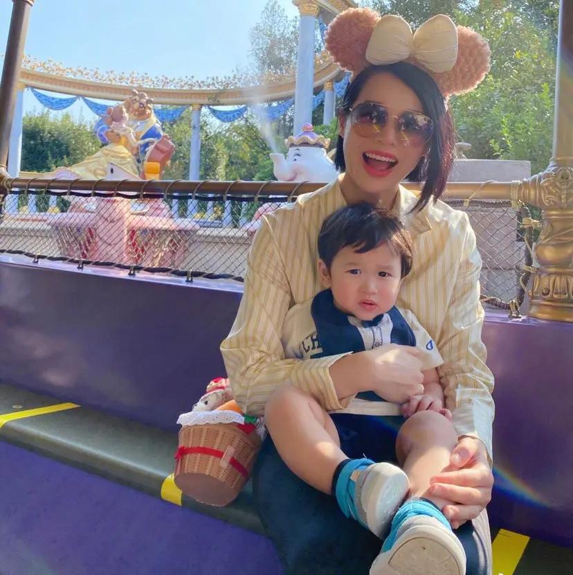 胡杏儿携子出游 奕霖“整容般”生长容貌反超哥哥 父母的基因太强了