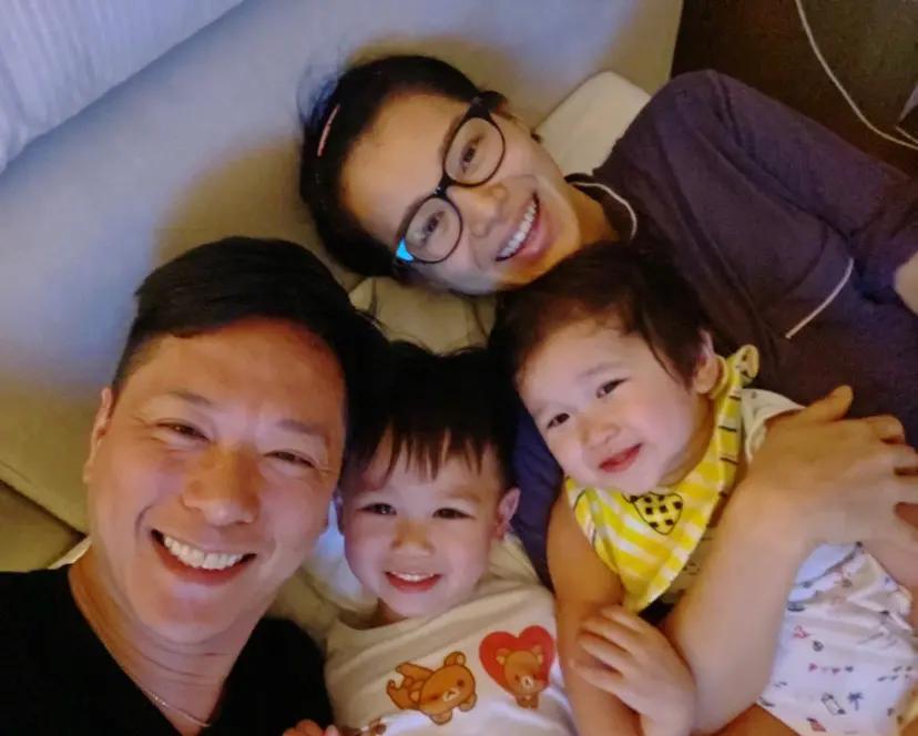 胡杏儿携子出游 奕霖“整容般”生长容貌反超哥哥 父母的基因太强了