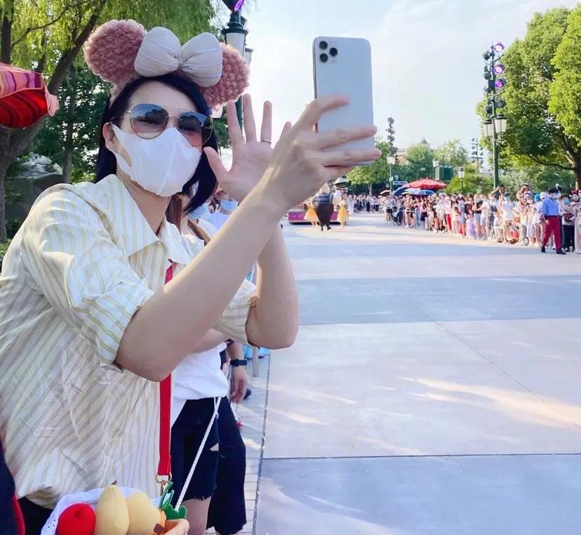 胡杏儿携子出游 奕霖“整容般”生长容貌反超哥哥 父母的基因太强了