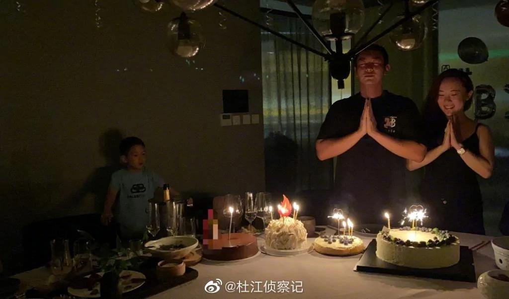 杜江晒一家四口生日合影?嗯哼角落独自落寞 妹妹罕见出镜?