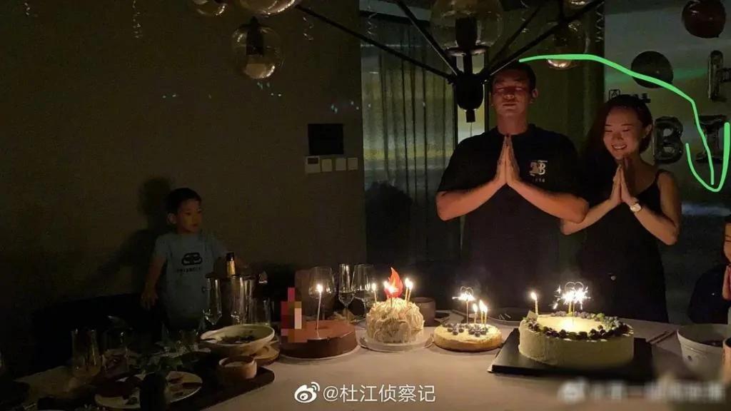 杜江晒一家四口生日合影?嗯哼角落独自落寞 妹妹罕见出镜?