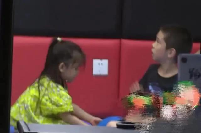 杜江晒一家四口生日合影?嗯哼角落独自落寞 妹妹罕见出镜?
